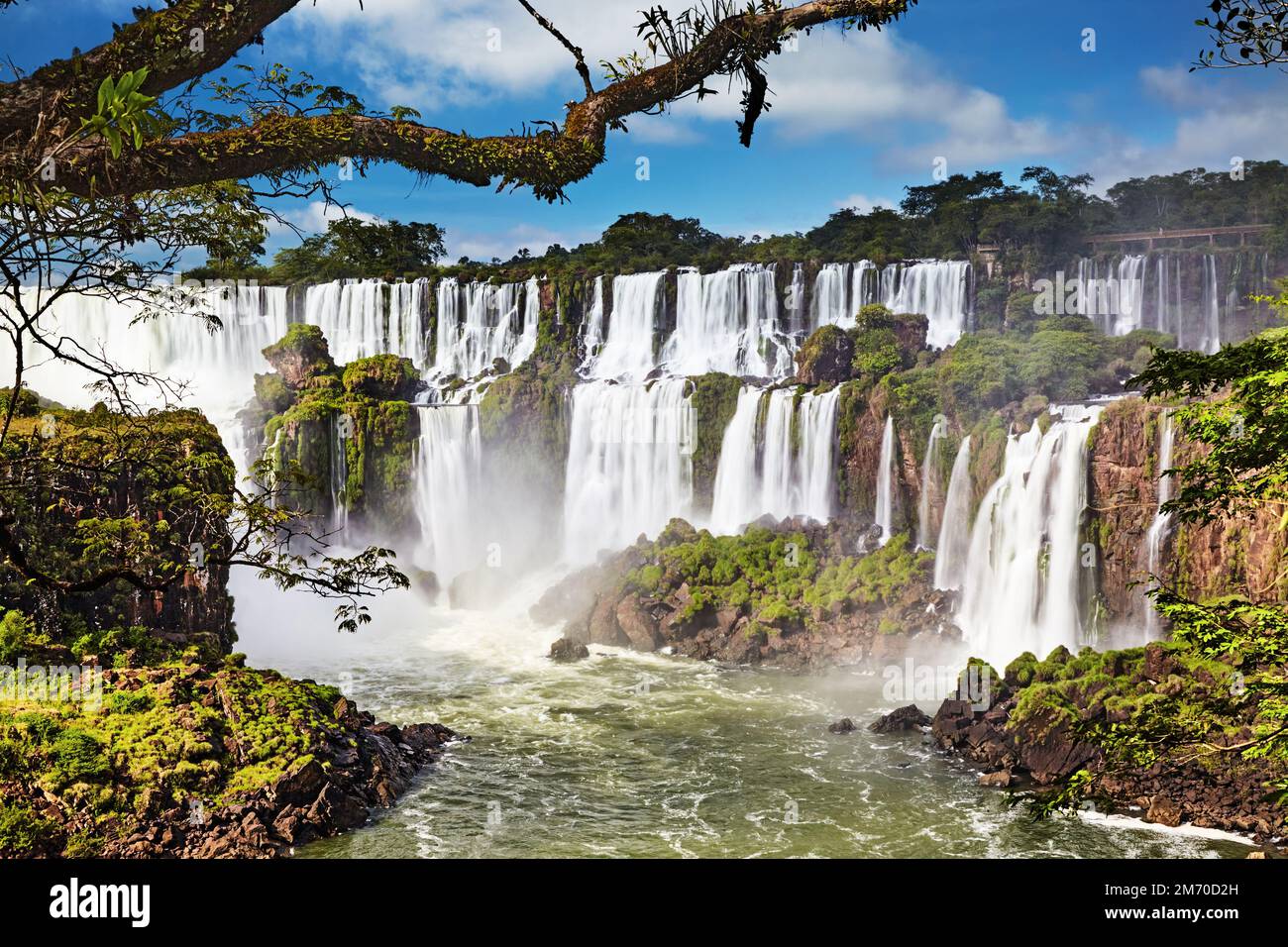 Iguassu Falls, die größte Reihe von Wasserfällen der Welt, an der brasilianischen und argentinischen Grenze, Blick von der argentinischen Seite Stockfoto