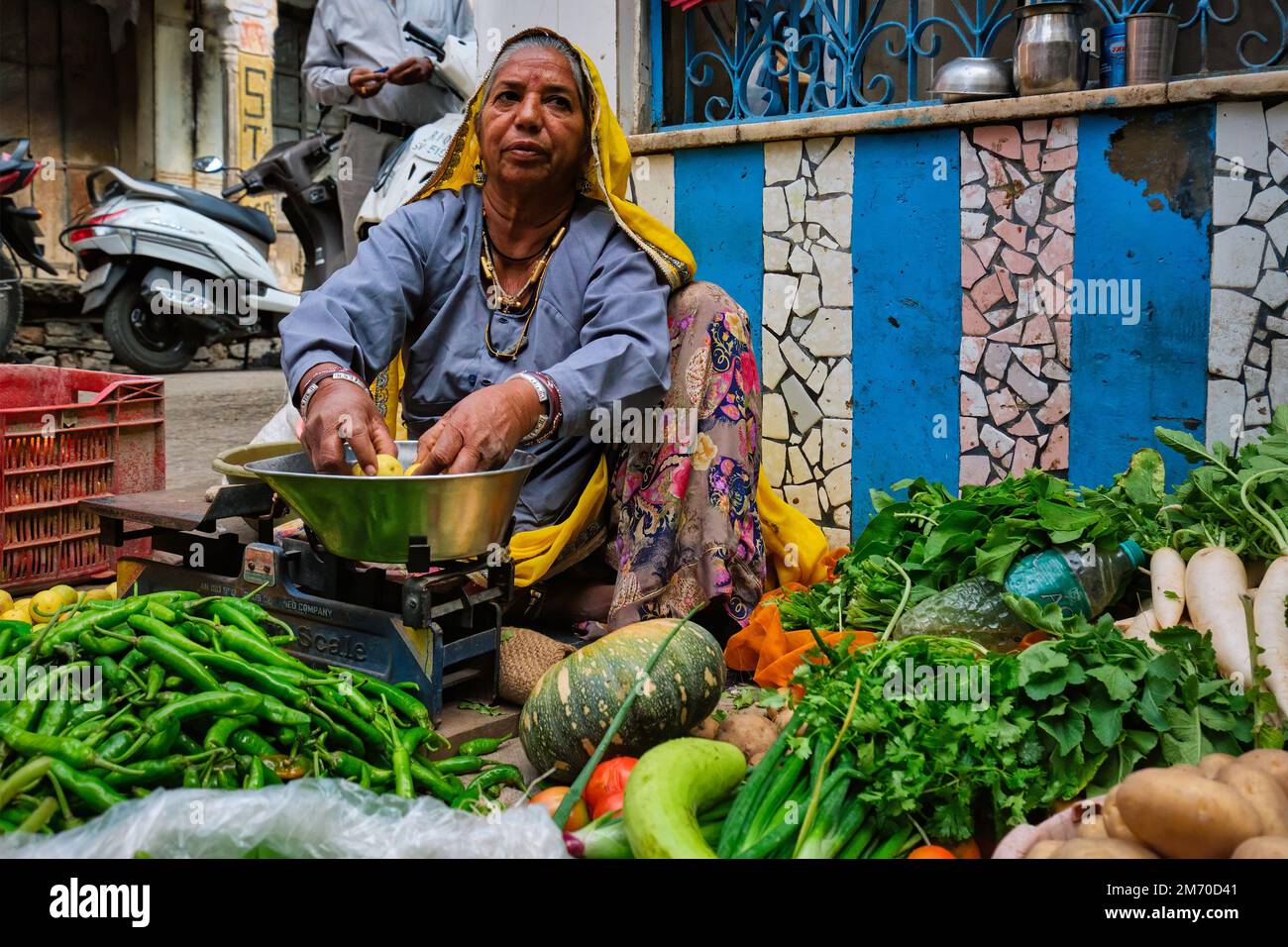 Pushkar, Indien - 7. November 2019: Frau, die Gemüse auf der Straße von Pushkar, Rajasthan, Indien verkauft Stockfoto