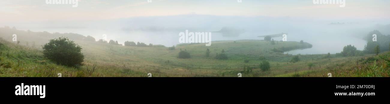 Ruhige Landschaft im Nebel - die Ufer des Otolovo-Sees in Weißrussland Stockfoto