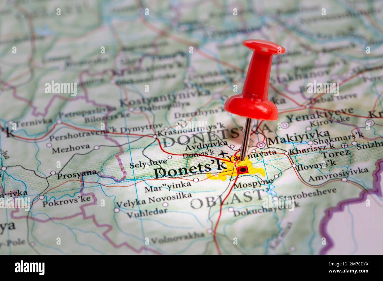 Eine rote Stecknadel, die die Stadt Donezk in der Ukraine markiert, die ein Ziel der russischen Invasion bei der militärischen Sonderoperation oder im Krieg ist Stockfoto