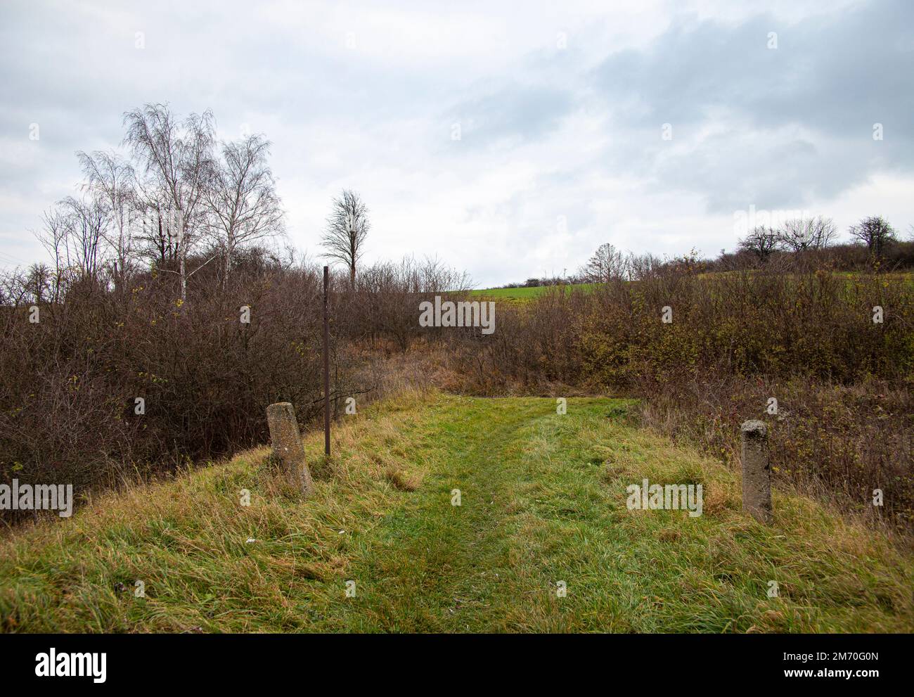Alte Feldstraße mit Bounary Stones in Herbstlandschaft Stockfoto