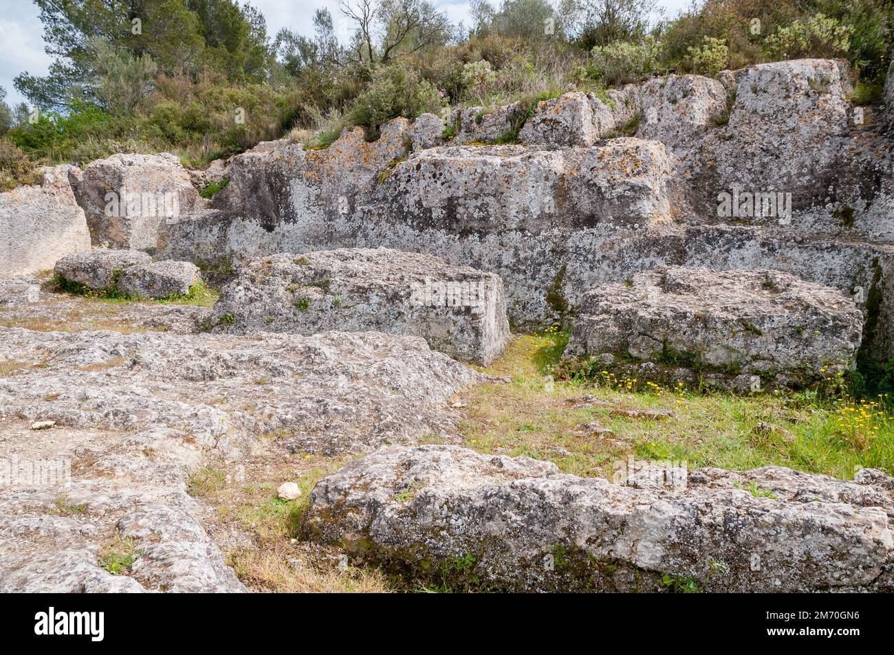 Römischer Steinbruch, einige der Steinblöcke, die zum Bau der Mauer und Wache verwendet wurden, kamen aus dieser Gegend, das Monumentalensemble von Olèrdola, Olerdola, Stockfoto