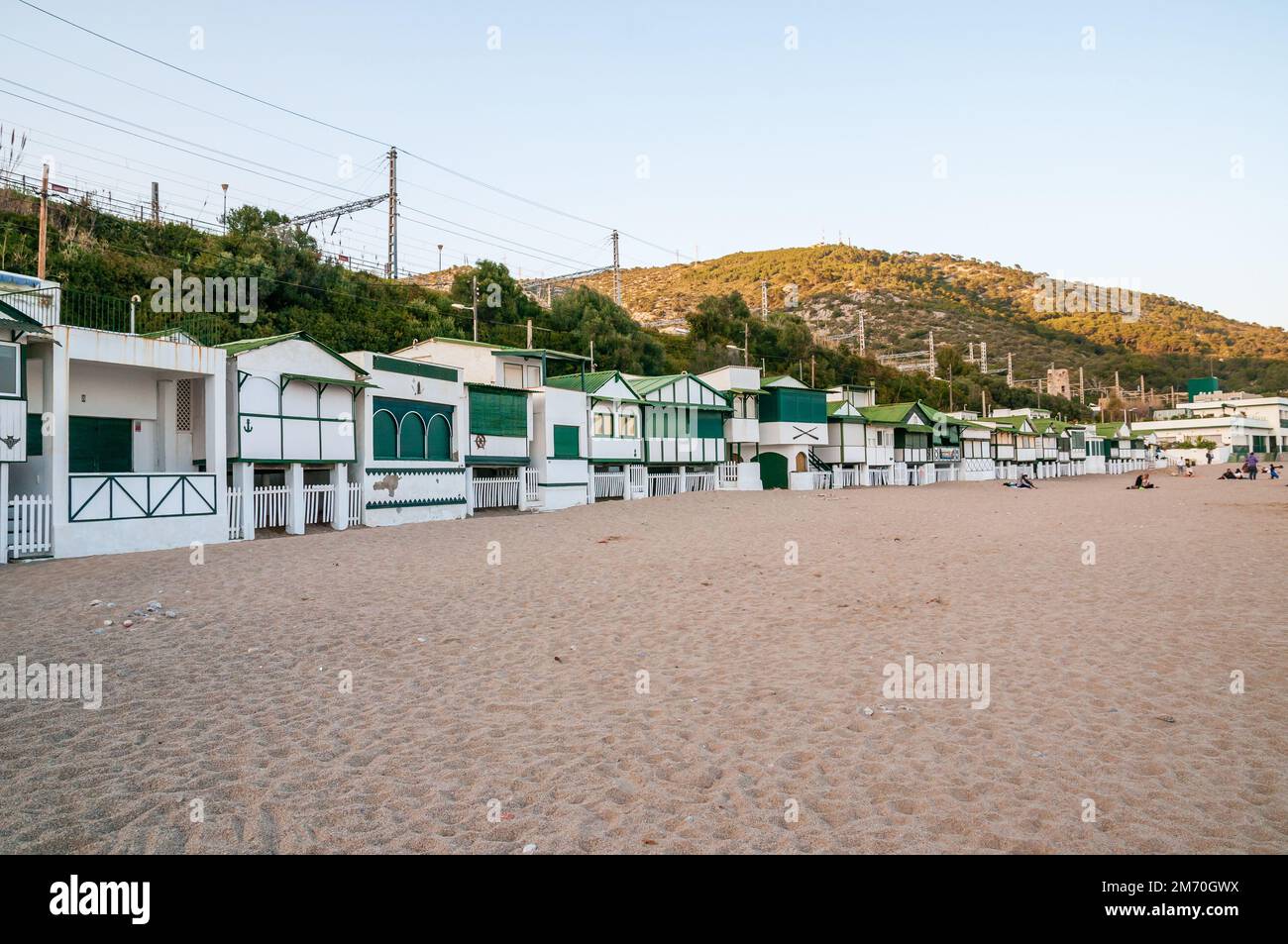 Les Casetes del Garraf, charakteristische kleine grün-weiße Häuser in der Bah, Garraf, Barcelona, Katalonien, Spanien Stockfoto