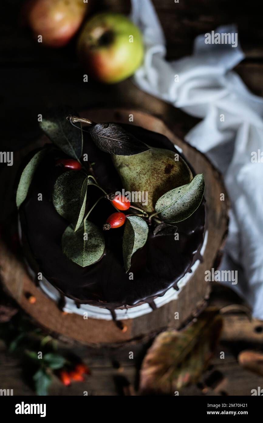 Birnen- und Schokoladenkuchen in einer rustikalen Küche Stockfoto