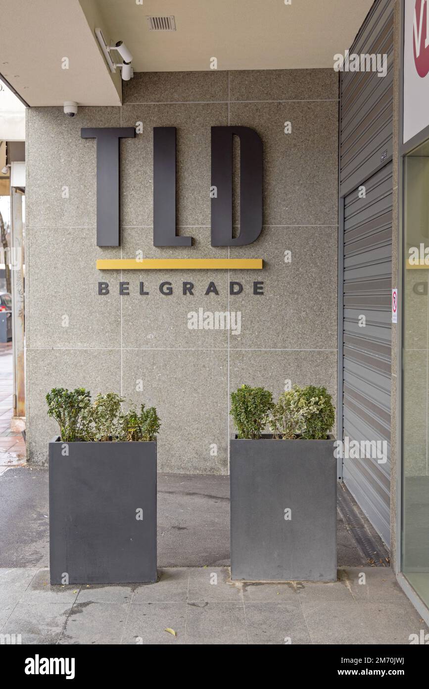 Belgrad, Serbien - 27. Dezember 2022: Modern Office Building TLD Belgrade MPC Properties Company in Capital City Centre. Stockfoto