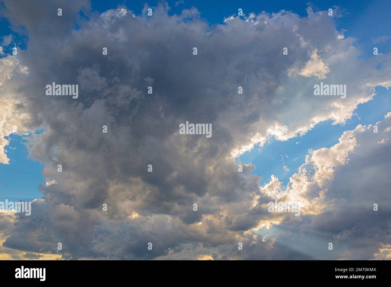 Bild eines teils bewölkten und teils klaren Himmels während des Tages ohne Horizont Stockfoto