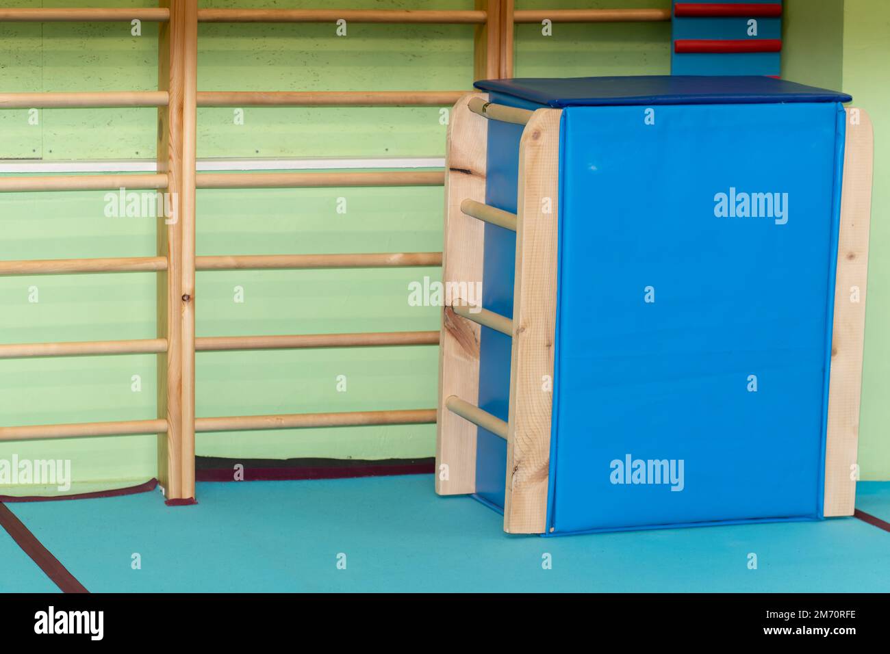 Wandaktivität Sportgeräte modernes Fitnessstudio Training Treppe gesunde Leiterübung schwedisch Stockfoto