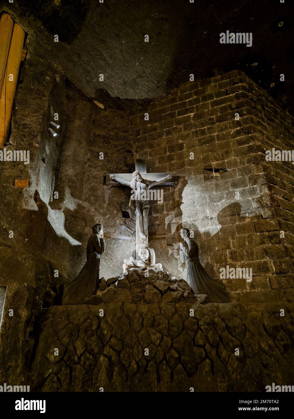 Die Figur Jesu am Kreuz - Salzbergwerk Wieliczka. Das Salzbergwerk Wieliczka wurde 1978 in die UNESCO-Liste des Weltkulturerbes aufgenommen. Stockfoto