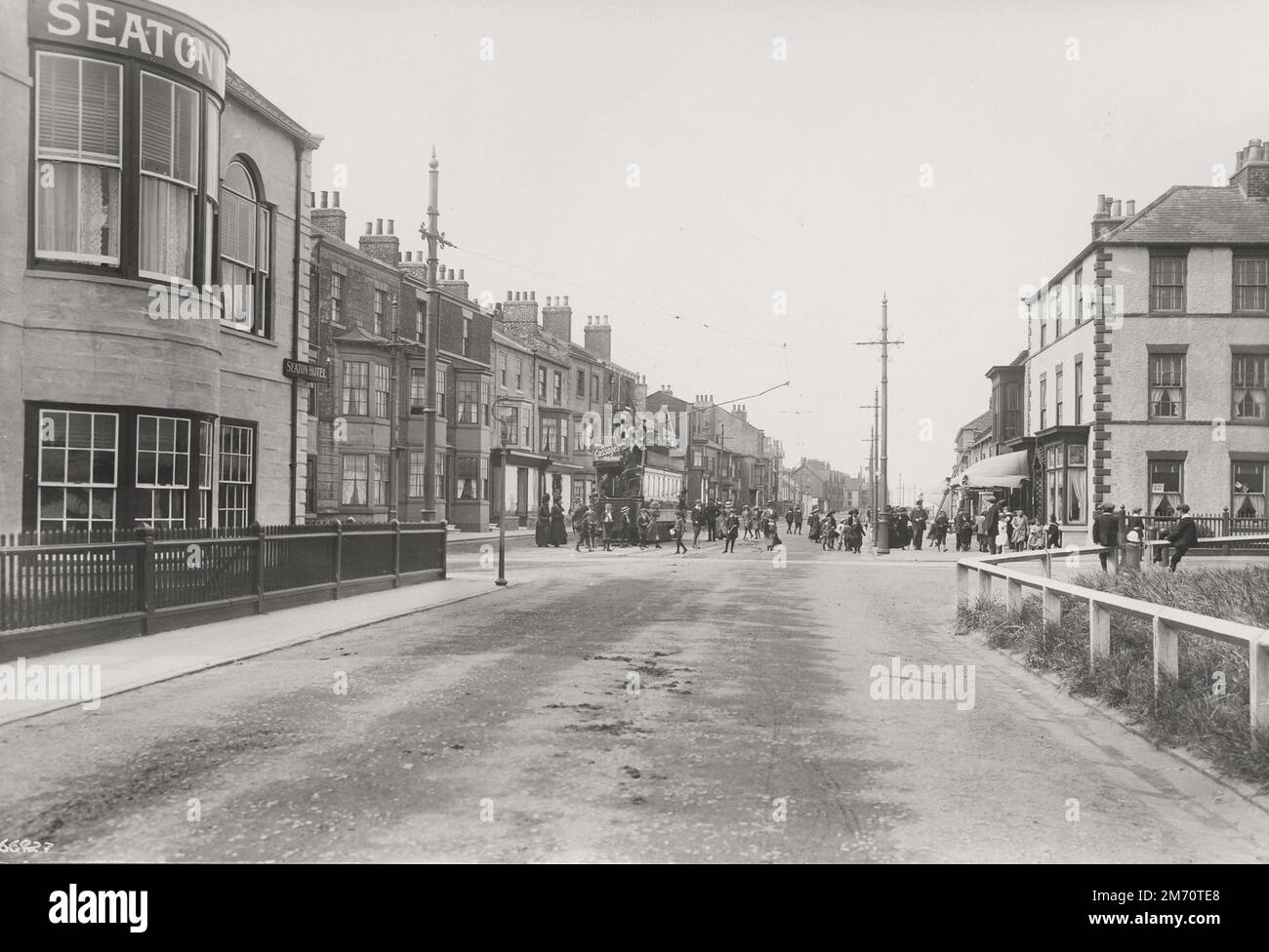 Altes Foto aus dem späten 19./frühen 20. Jahrhundert: 1913 - Straßenbahn auf der High Street, Seaton Carew, Durham Stockfoto