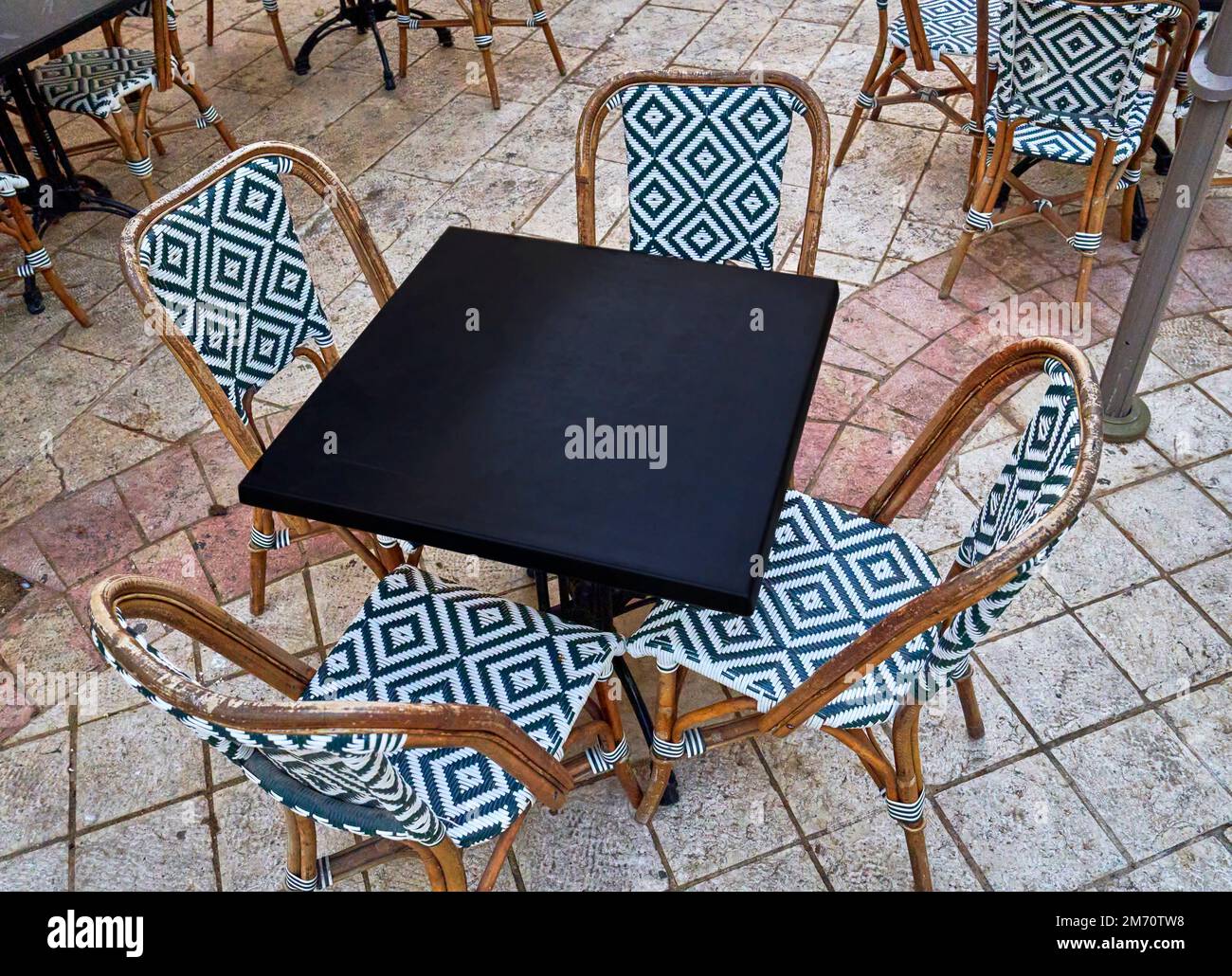 Tisch und Stühle im Straßencafé im Freien in Tel Aviv Stockfoto