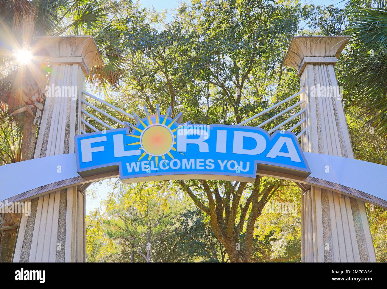 "Florida Willkommen" Schild vor der hellen Sonne Stockfoto