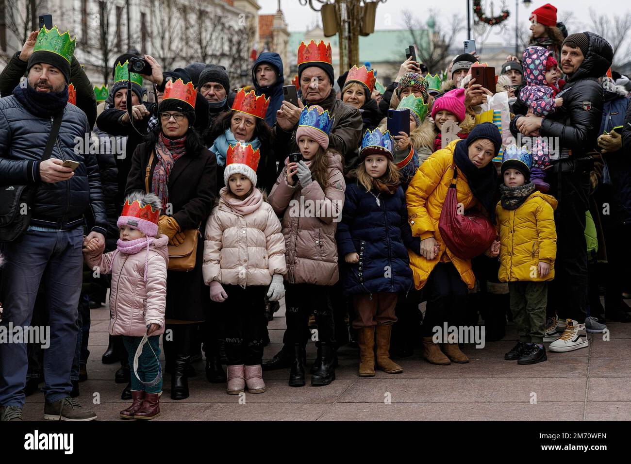 Warschau, Polen. 06. Januar 2023. Leute mit Papierkronen nehmen an der Prozession Teil. Epiphany (Trzech Króli oder Three Kings) wird in Polen mit riesigen Paraden an den 12. Weihnachtsabenden gefeiert. Dieses Jahr wurde gefeiert, um die in Polen lebenden Ukrainer zu unterstützen. In Warschau beginnt er in der Nähe des Schlossplatzes und endet am Pilsudzki-Platz. Kredit: SOPA Images Limited/Alamy Live News Stockfoto