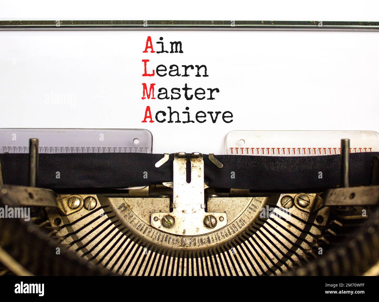 ALMA AIM Lerner Meister erreichen Symbol. Konzeptbegriffe ALMA AIM Learn Master Achievement auf Retro-Schreibmaschine auf wunderschönem weißem Hintergrund geschrieben. Business AL Stockfoto