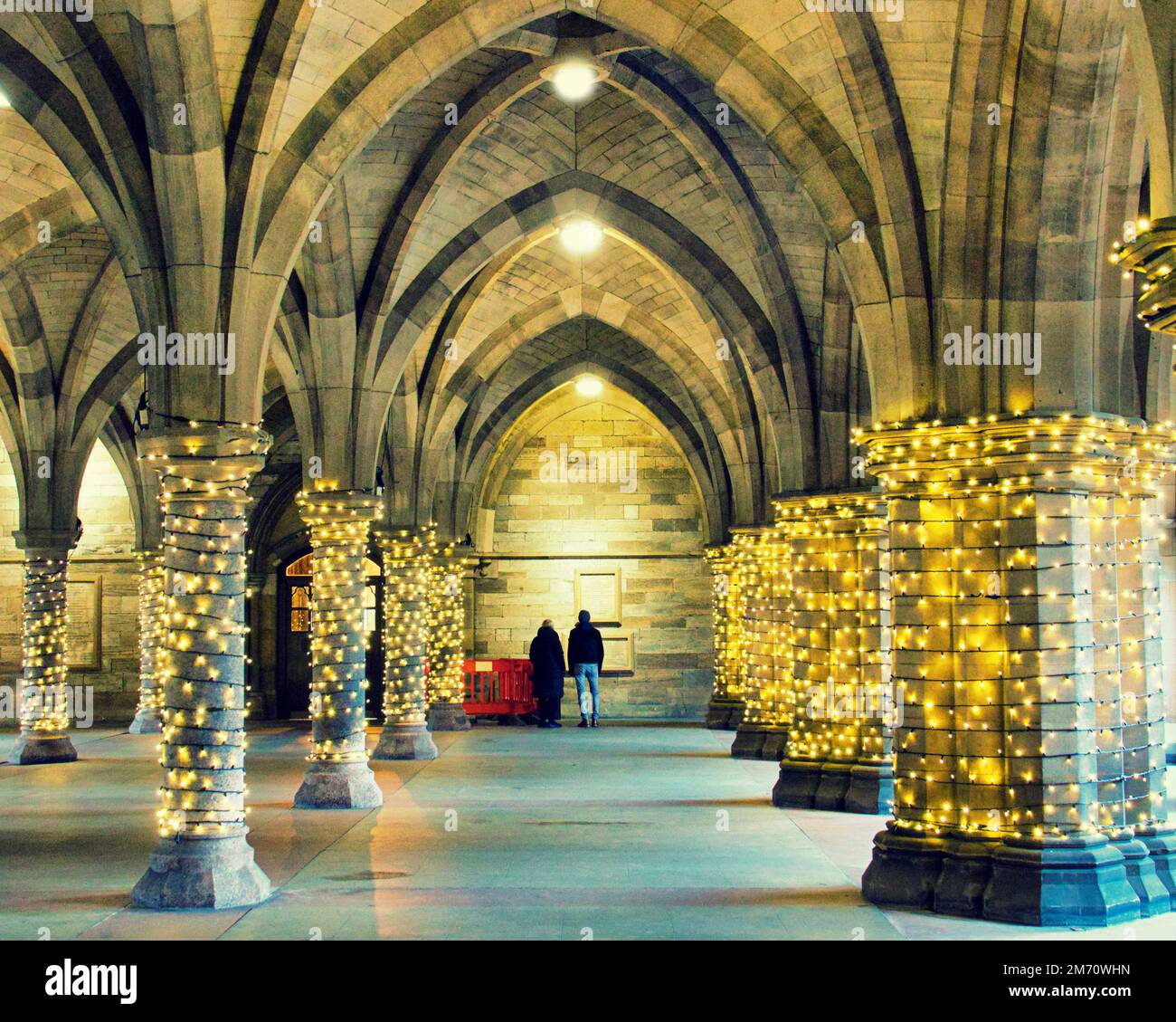 Glasgow, Schottland, Vereinigtes Königreich 6. Januar 2023. Kloster, Weihnachtsbeleuchtung und Hofstudenten an der Universität Glasgow. Credit Gerard Ferry/Alamy Live News Stockfoto