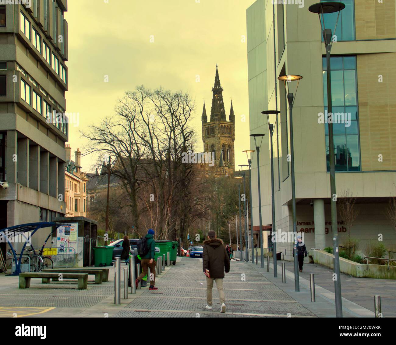 Glasgow, Schottland, Vereinigtes Königreich 6. Januar 2023. campus Neue Gebäude und Studenten an der Universität Glasgow mit dem Alten im Hintergrund. Credit Gerard Ferry/Alamy Live News Stockfoto