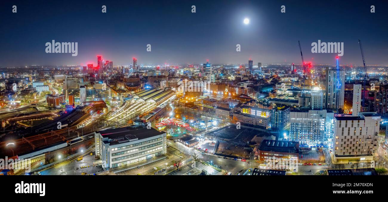 Picadilly Bahnhof Manchester City Centre und Bau- und Umbauarbeiten in der Morgendämmerung mit Stadtlichtern und dunklem Himmel dieser englischen Stadt. Stockfoto