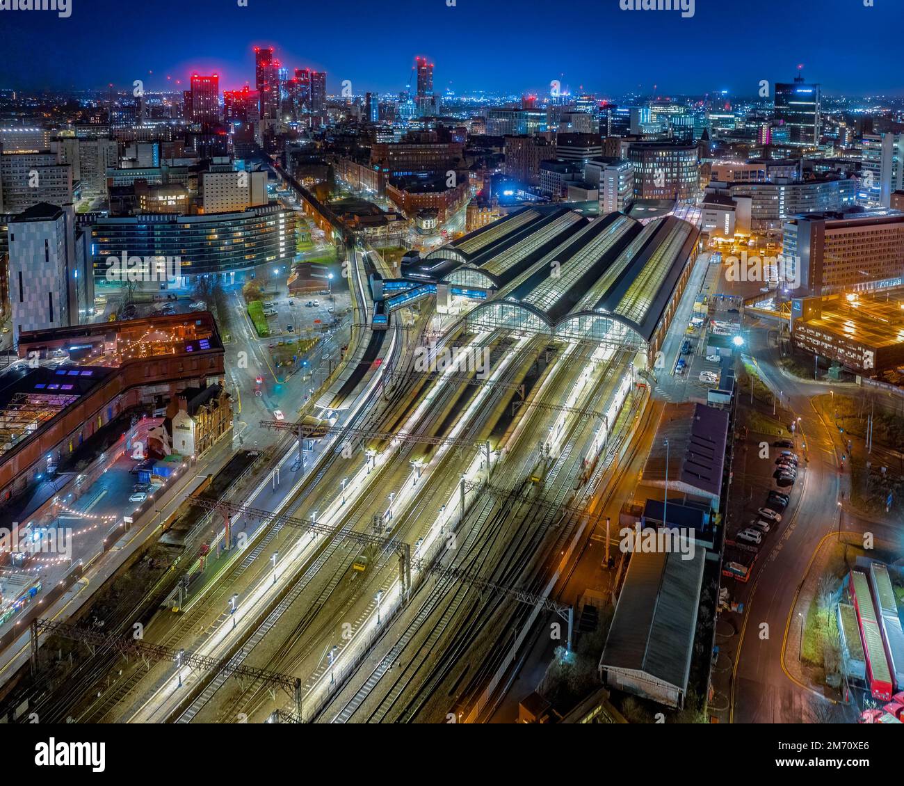 Picadilly Bahnhof Manchester City Centre und Bau- und Umbauarbeiten in der Morgendämmerung mit Stadtlichtern und dunklem Himmel dieser englischen Stadt. Stockfoto