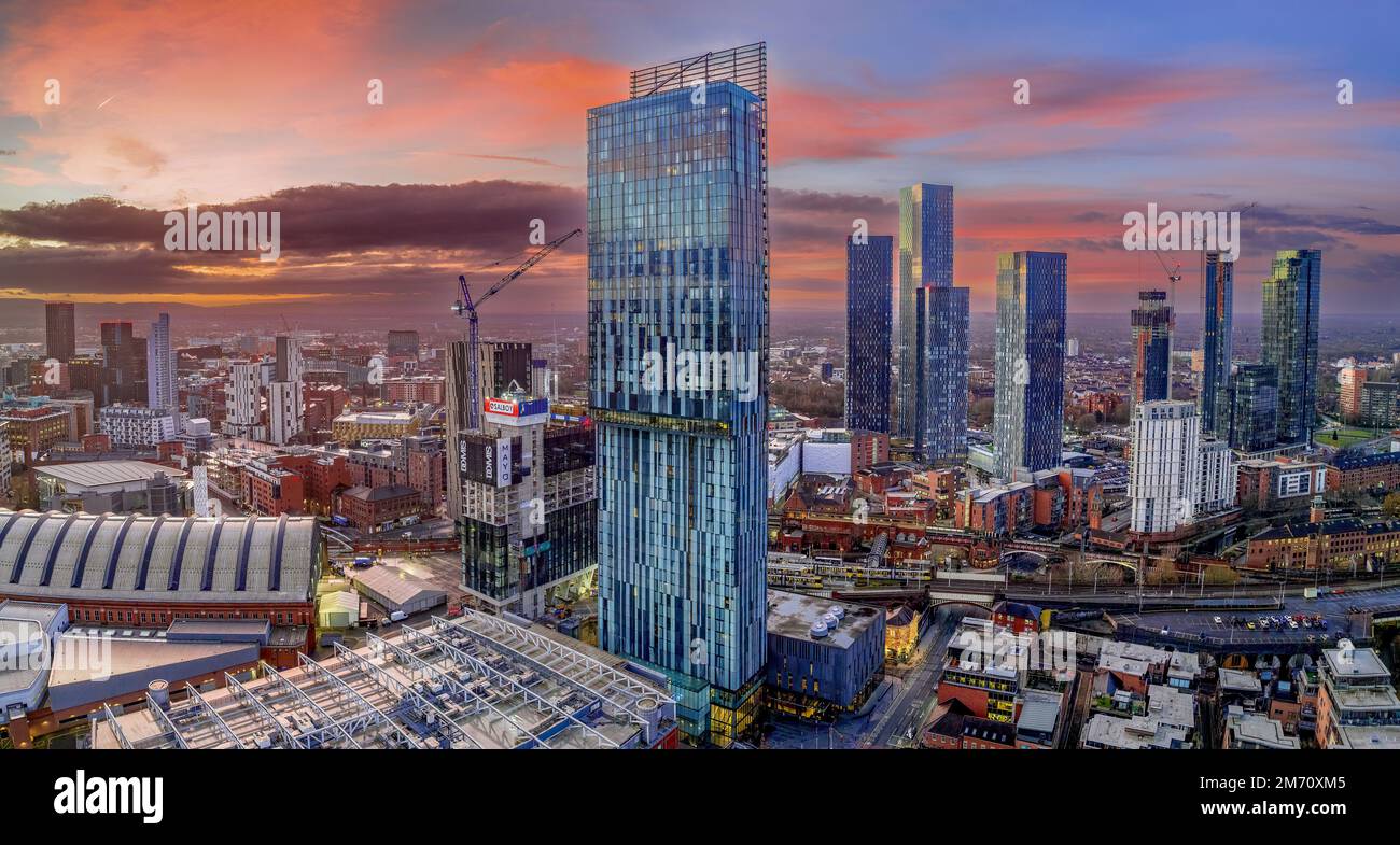 Stadtzentrum von Manchester bei Nacht mit Luftblick auf Deansgate Square und Beetham Tower Manchester Nordengland. Stadtzentrum bei Sonnenaufgang mit farbigem Himmel Stockfoto