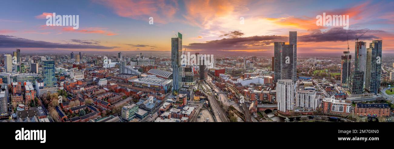 Stadtzentrum von Manchester bei Nacht mit Luftblick auf Deansgate Square und Beetham Tower Manchester Nordengland. Stadtzentrum bei Sonnenaufgang mit farbigem Himmel Stockfoto