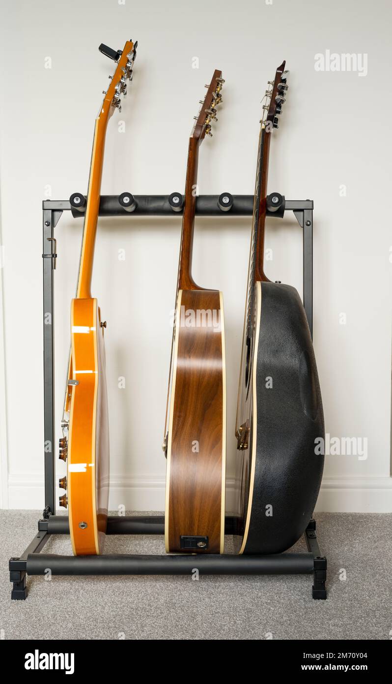 Instrumentengestell aus Stahl mit Schaumstoffpolsterung für mehrere Gitarren,  akustische und elektrische sichere Aufbewahrung Stockfotografie - Alamy