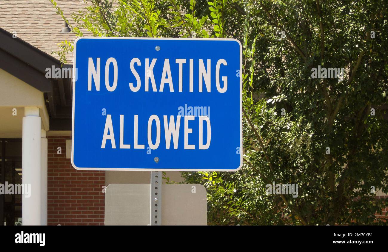 Schild „Schlittschuhlaufen Verboten“. Verbotener Bereich für Skateboarden, Rollschuhfahren oder Rollschuhlaufen. Stockfoto