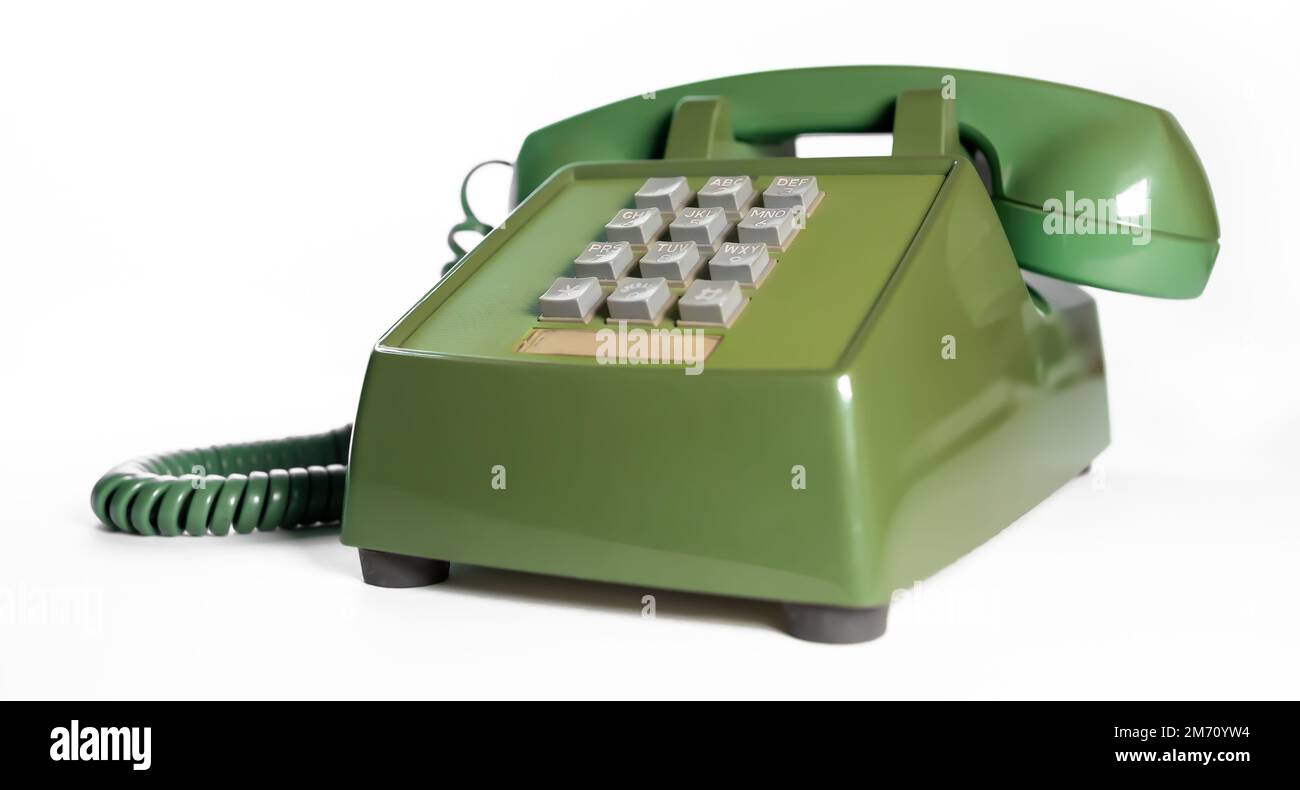 Drehwahltelefon mit Retro-Drucktaste. Altmodisches Avocado-grünes Festnetztelefon. Stockfoto