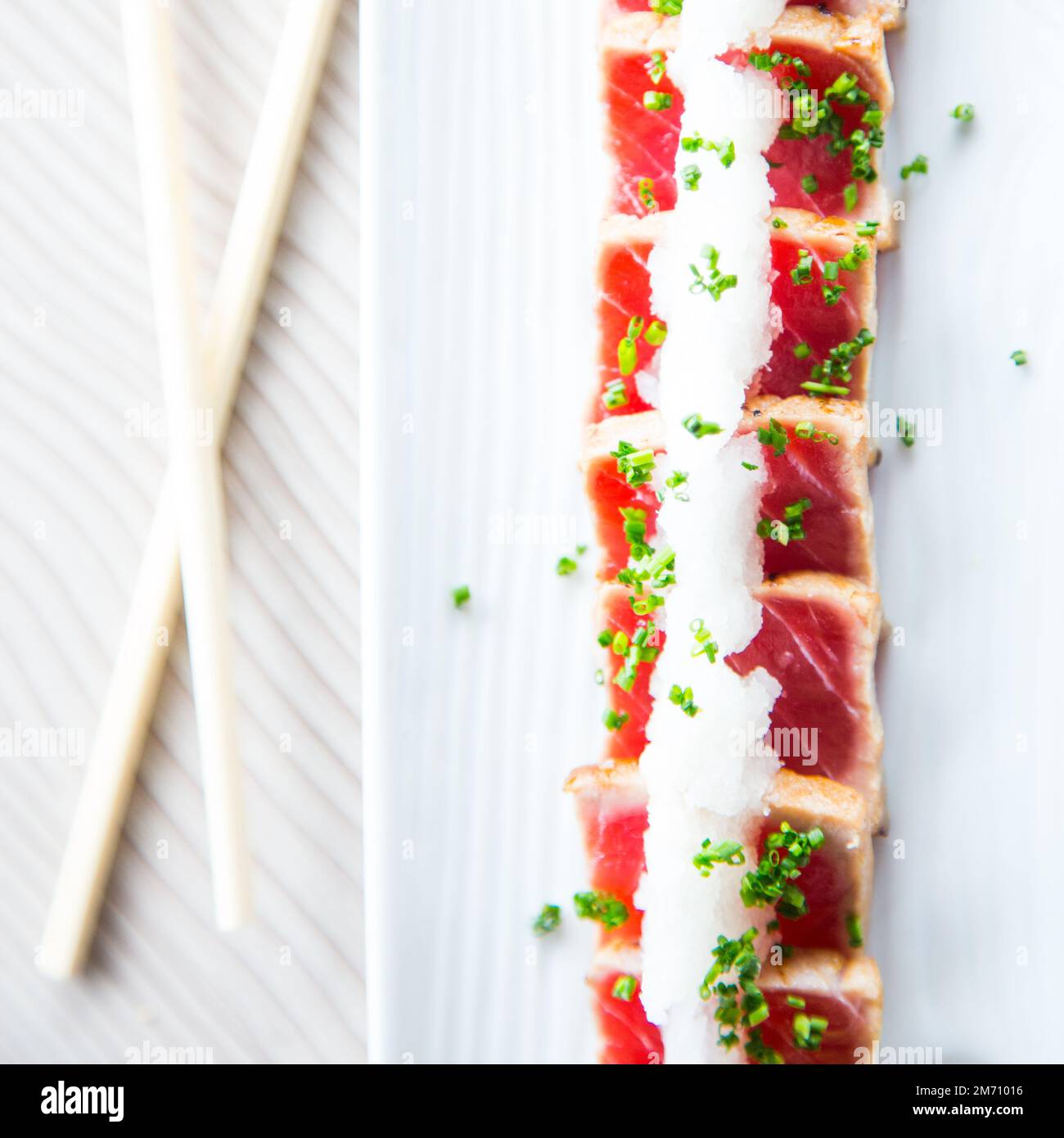 Hochwertige Thunfisch-Tataki. Tataki ist eine Möglichkeit, Fisch oder Fleisch in japanischer Küche zuzubereiten Stockfoto
