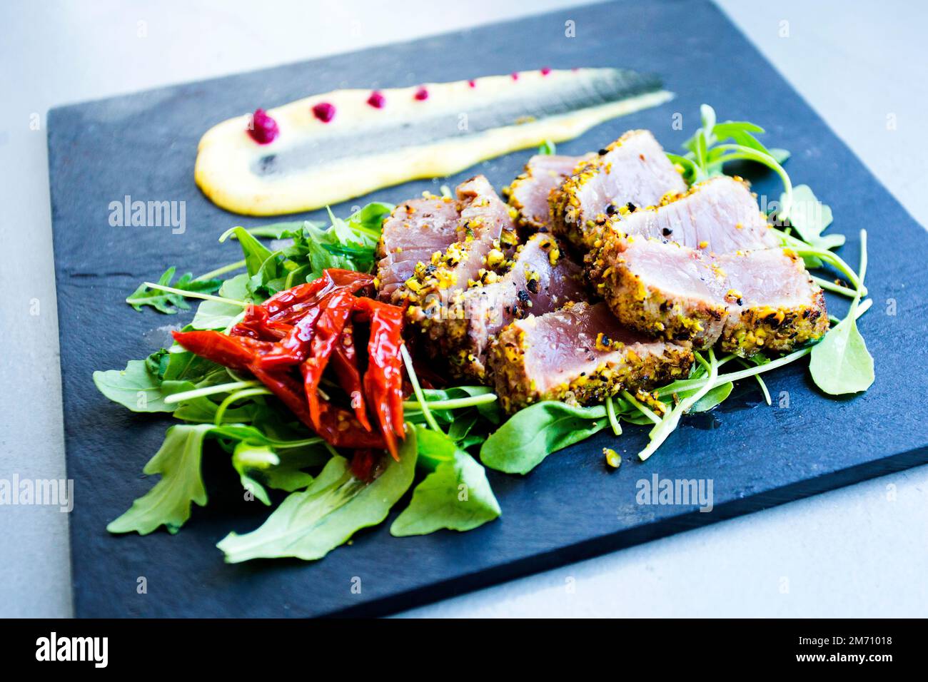 Hochwertige Thunfisch-Tataki. Tataki ist eine Möglichkeit, Fisch oder Fleisch in japanischer Küche zuzubereiten Stockfoto