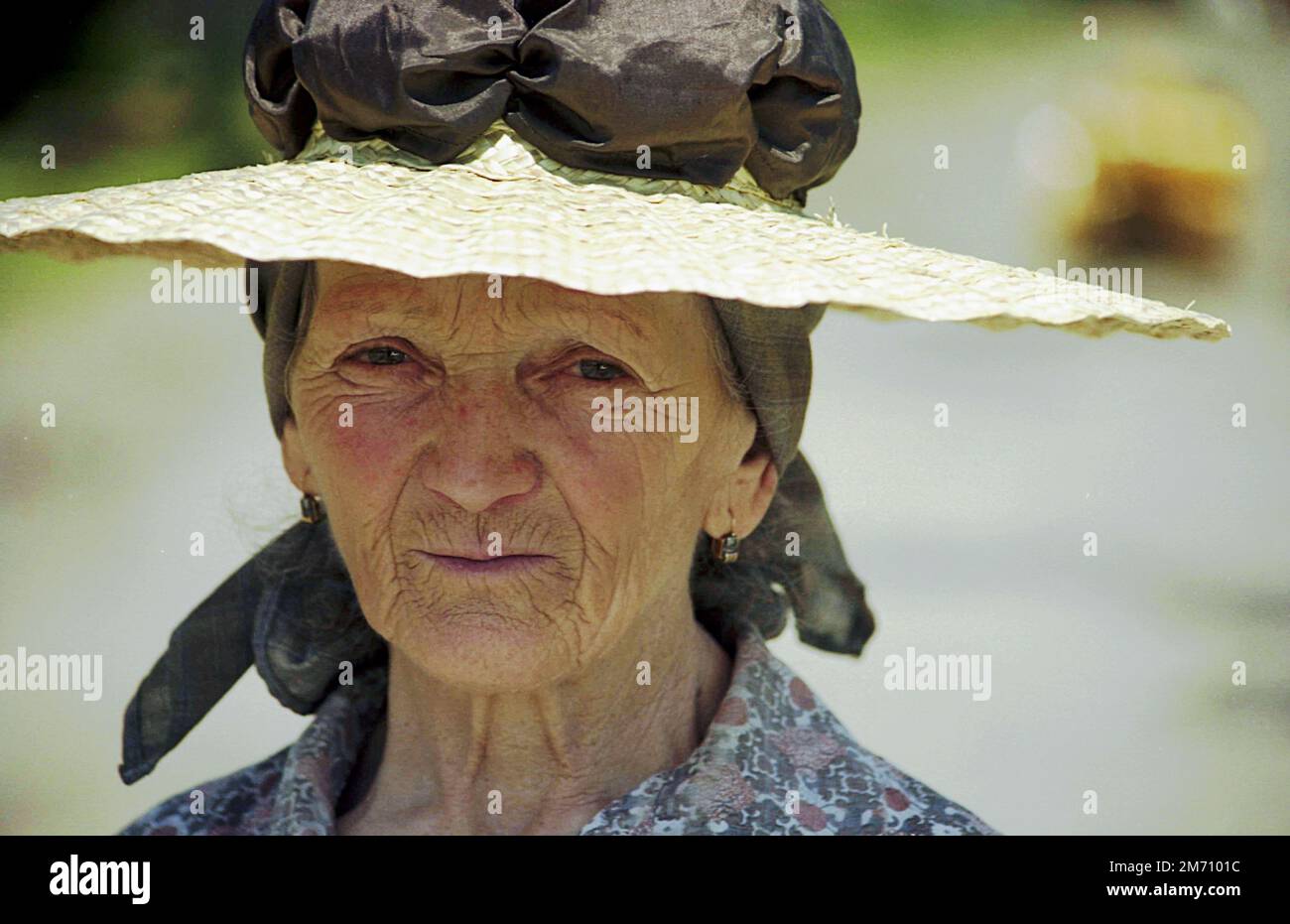 Mures County, Rumänien, ca. 2001. Ältere Frau mit einem schicken Sonnenhut. Stockfoto