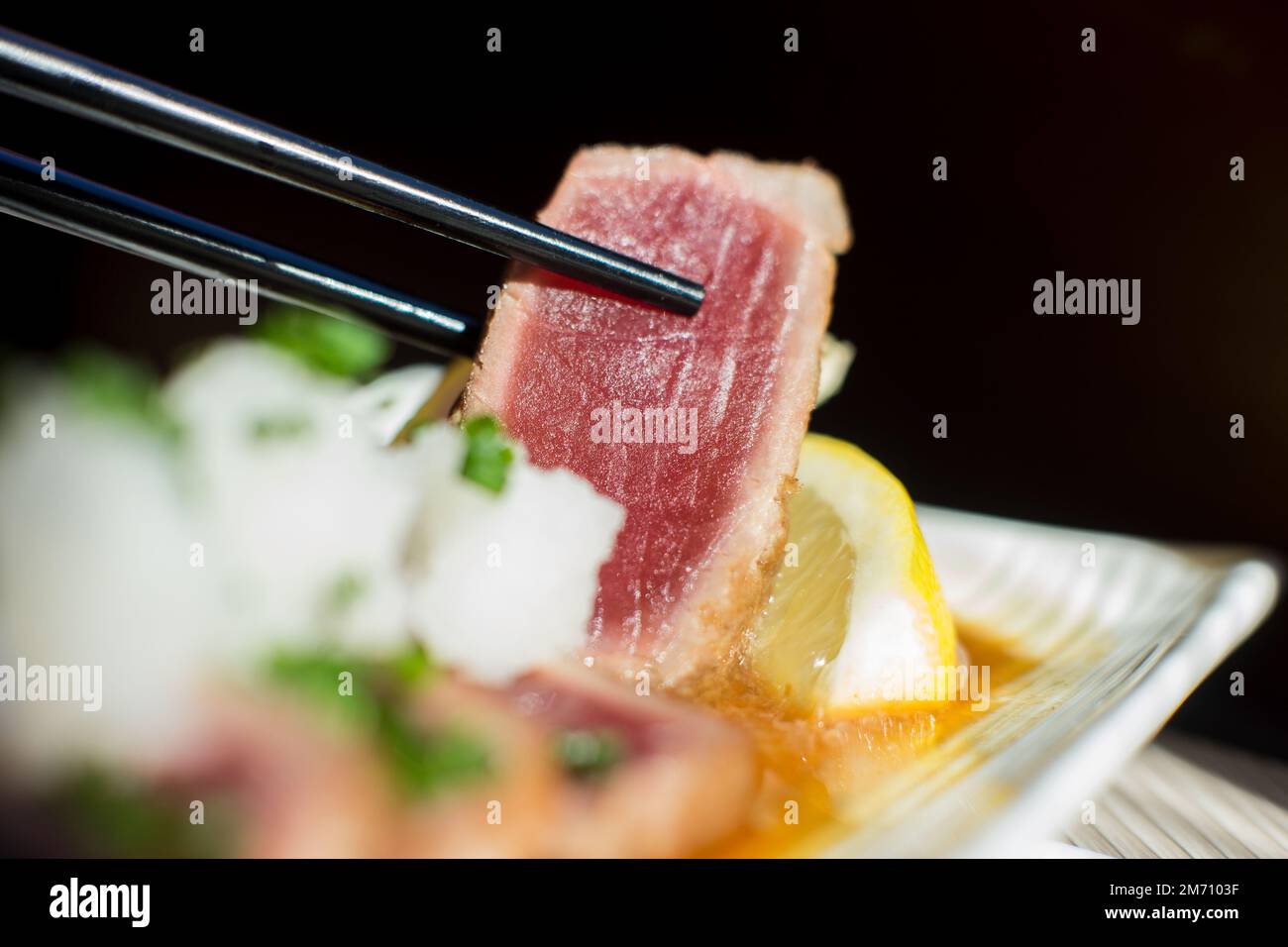 Hochwertige Thunfisch-Tataki. Tataki ist eine Möglichkeit, Fisch oder Fleisch in japanischer Küche zuzubereiten Stockfoto