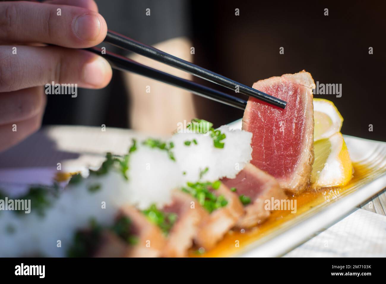 Hochwertige Thunfisch-Tataki. Tataki ist eine Möglichkeit, Fisch oder Fleisch in japanischer Küche zuzubereiten Stockfoto