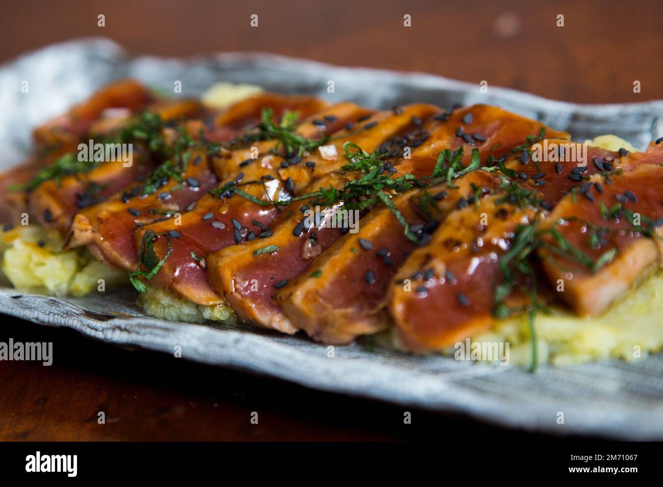 Hochwertige Thunfisch-Tataki. Tataki ist eine Möglichkeit, Fisch oder Fleisch in japanischer Küche zuzubereiten Stockfoto