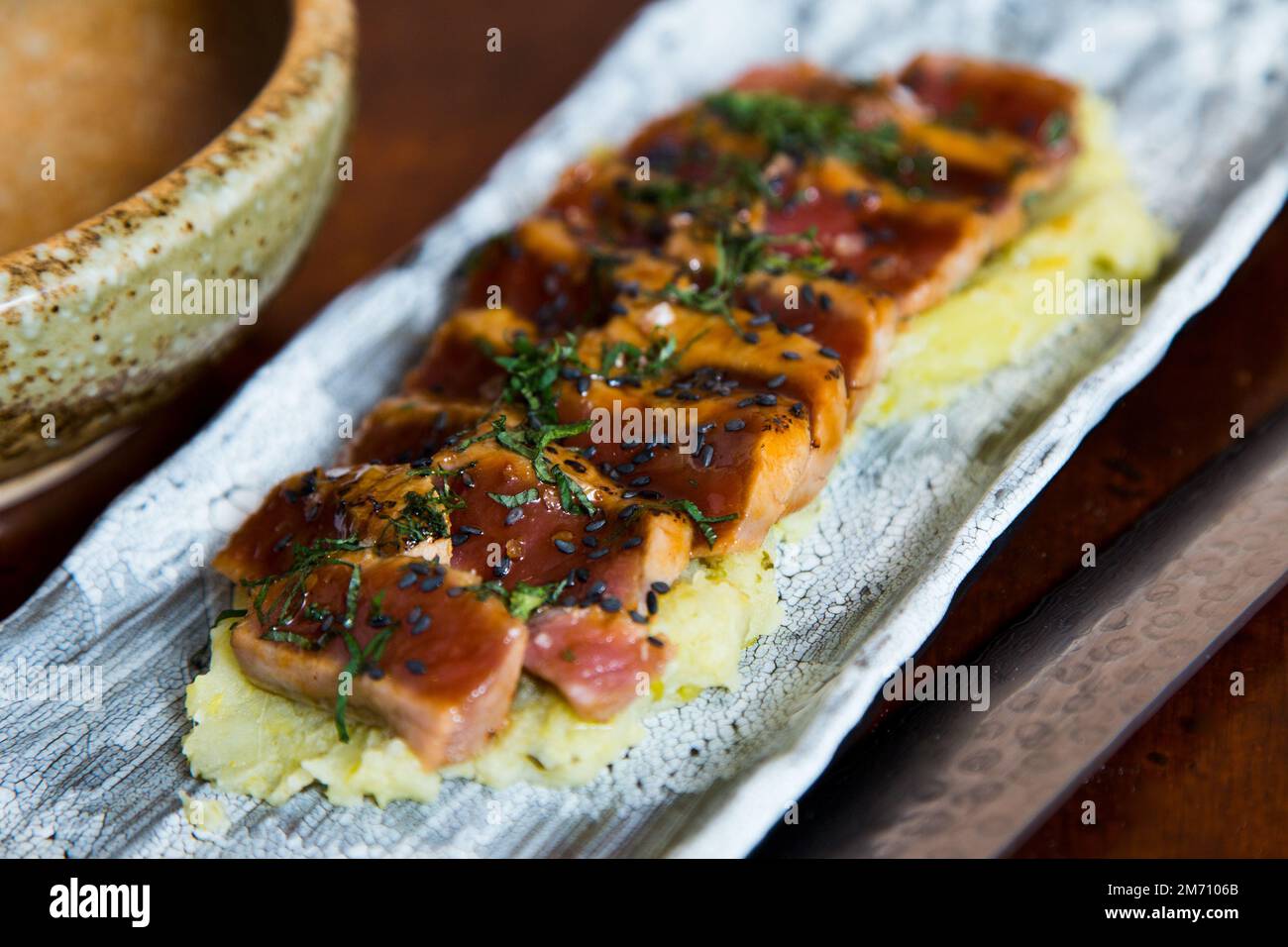 Hochwertige Thunfisch-Tataki. Tataki ist eine Möglichkeit, Fisch oder Fleisch in japanischer Küche zuzubereiten Stockfoto