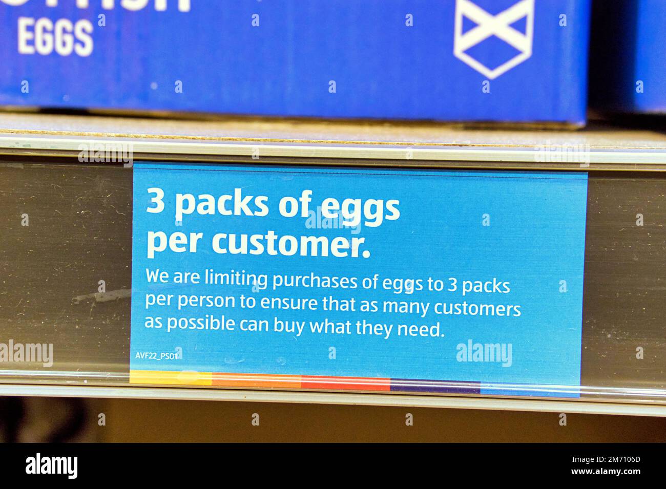 Glasgow, Schottland, Vereinigtes Königreich 6. Januar 2023. Der Lebensmittelhändler berichtet heute, dass der Ei-Mangel und die Preiserhöhungen andauern, da Schottlands geschäftigster Aldi in Anniesland eine Türankündigung veröffentlicht, die den Eierkauf auf auf 3 begrenzt. Credit Gerard Ferry/Alamy Live News Stockfoto