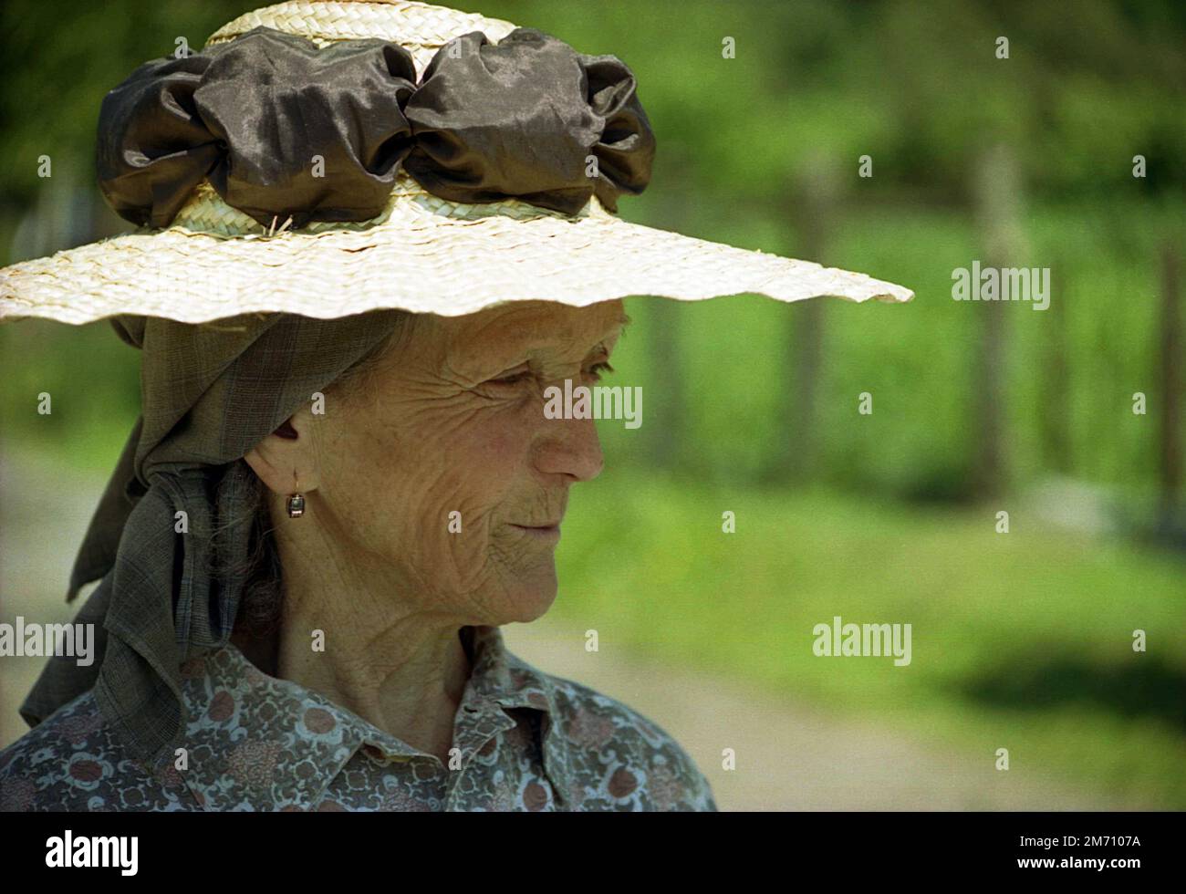 Mures County, Rumänien, ca. 2001. Ältere Frau mit einem schicken Sonnenhut. Stockfoto