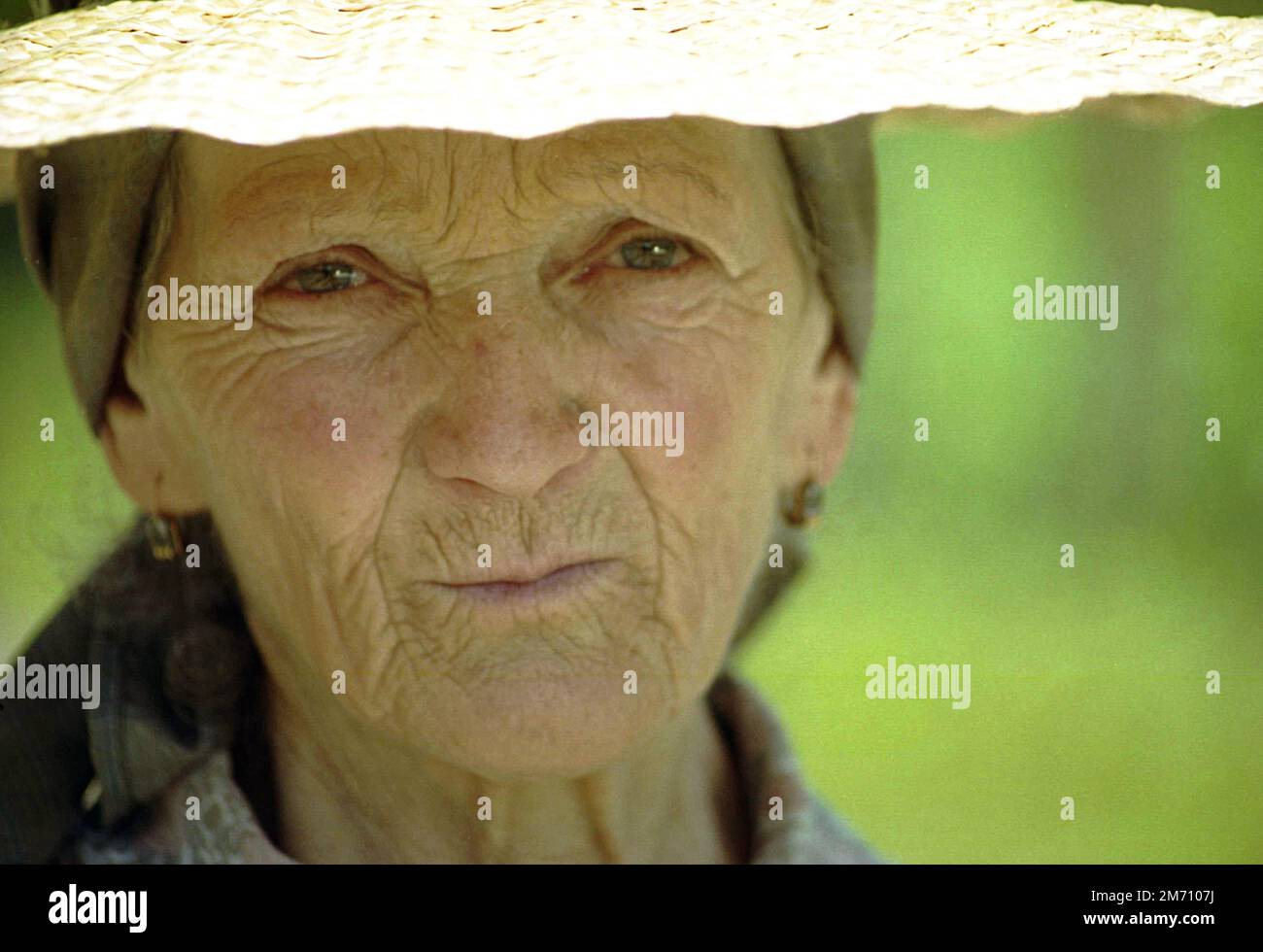 Mures County, Rumänien, ca. 2001. Ältere Frau mit einem schicken Sonnenhut. Stockfoto