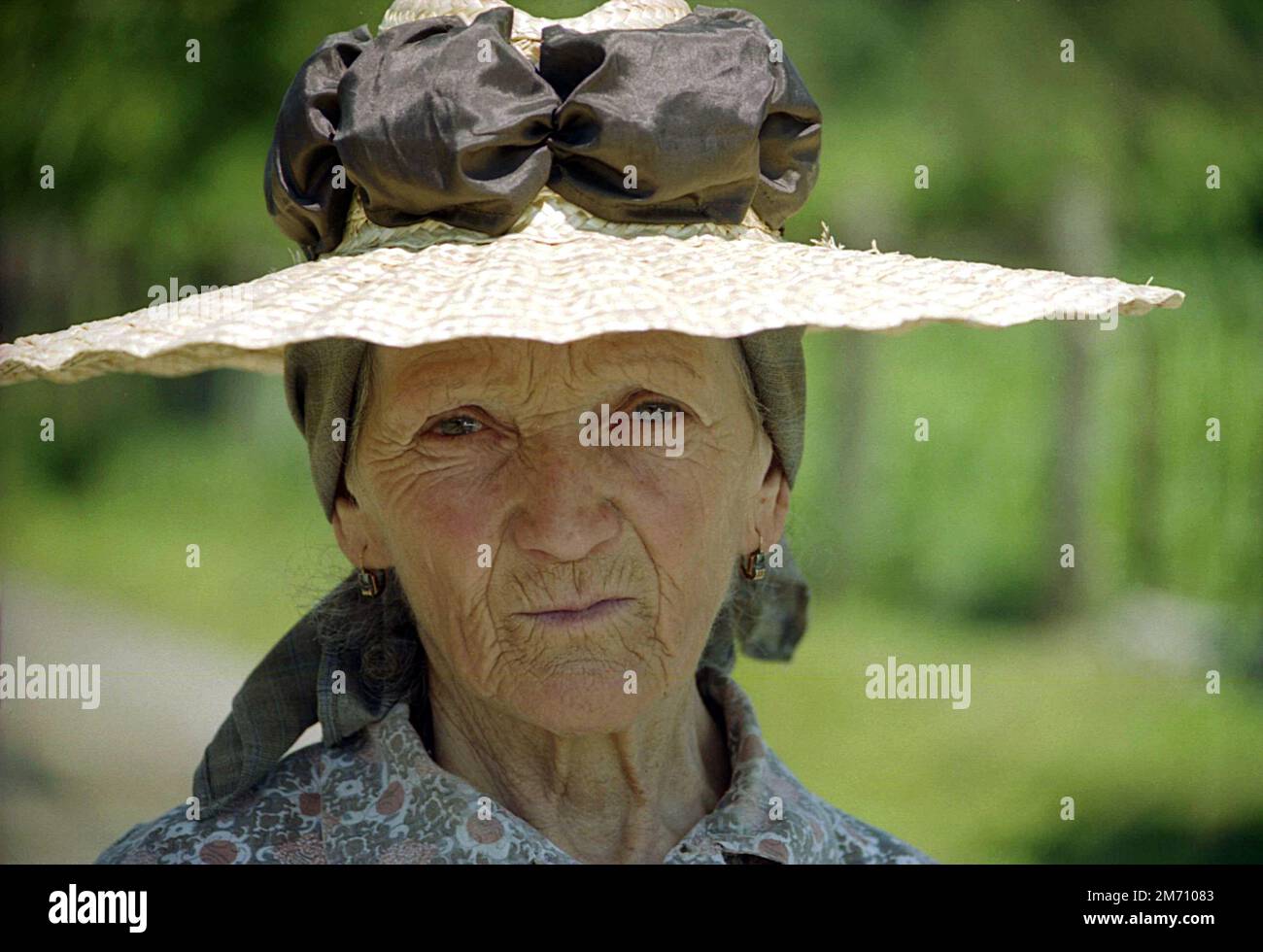 Mures County, Rumänien, ca. 2001. Ältere Frau mit einem schicken Sonnenhut. Stockfoto