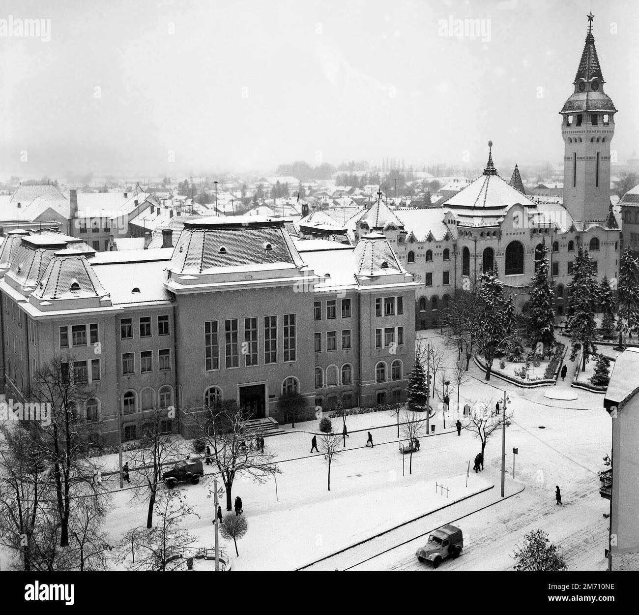 Târgu Mureș, Rumänien, ca. 1976. Blick auf das Rathaus (B. 1936) und die Präfektur (B. 1905). Stockfoto