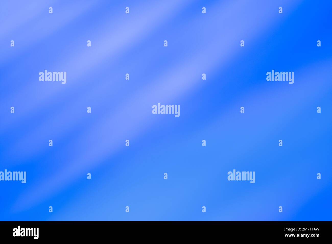 Verträumter blauer, verschwommener Effekt, pastellfarbener Hintergrund, Szenenansicht. Stockfoto