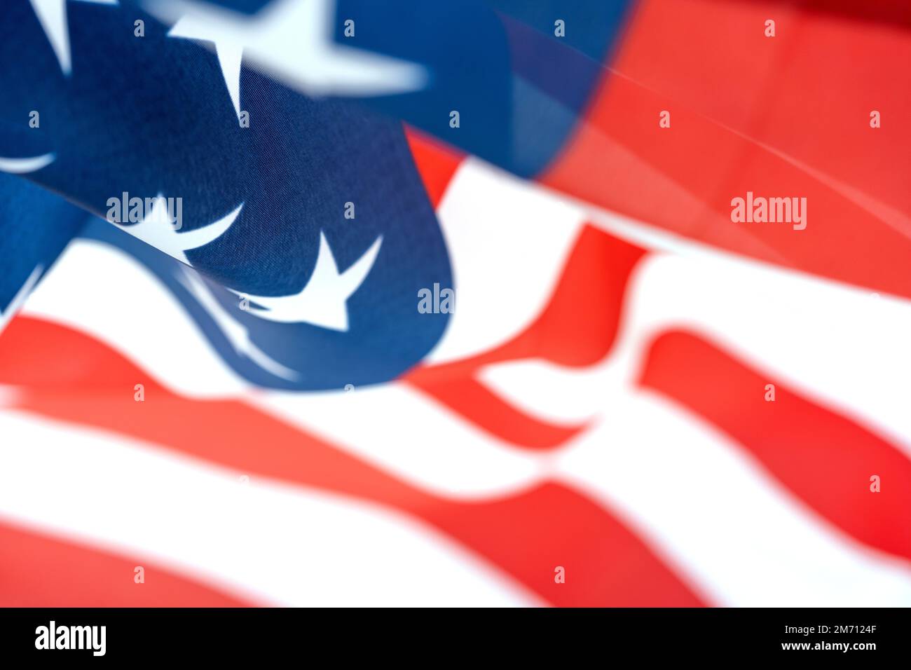 Unabhängigkeitstag. Eine amerikanische Flagge, die im Wind winkt. Nahaufnahme Stockfoto