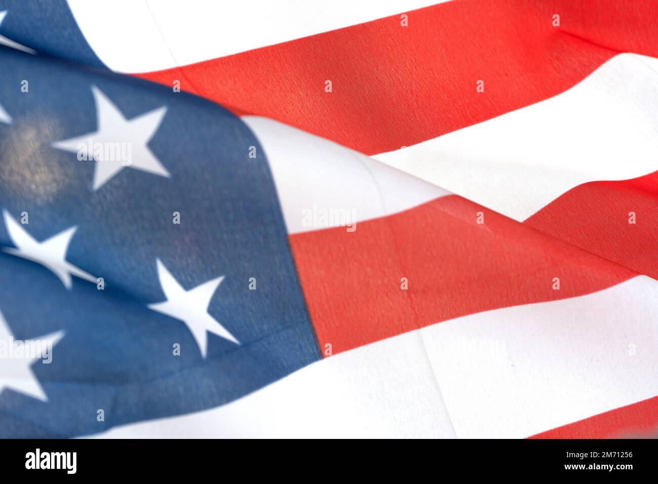 Unabhängigkeitstag. Eine amerikanische Flagge, die im Wind winkt. Nahaufnahme Stockfoto