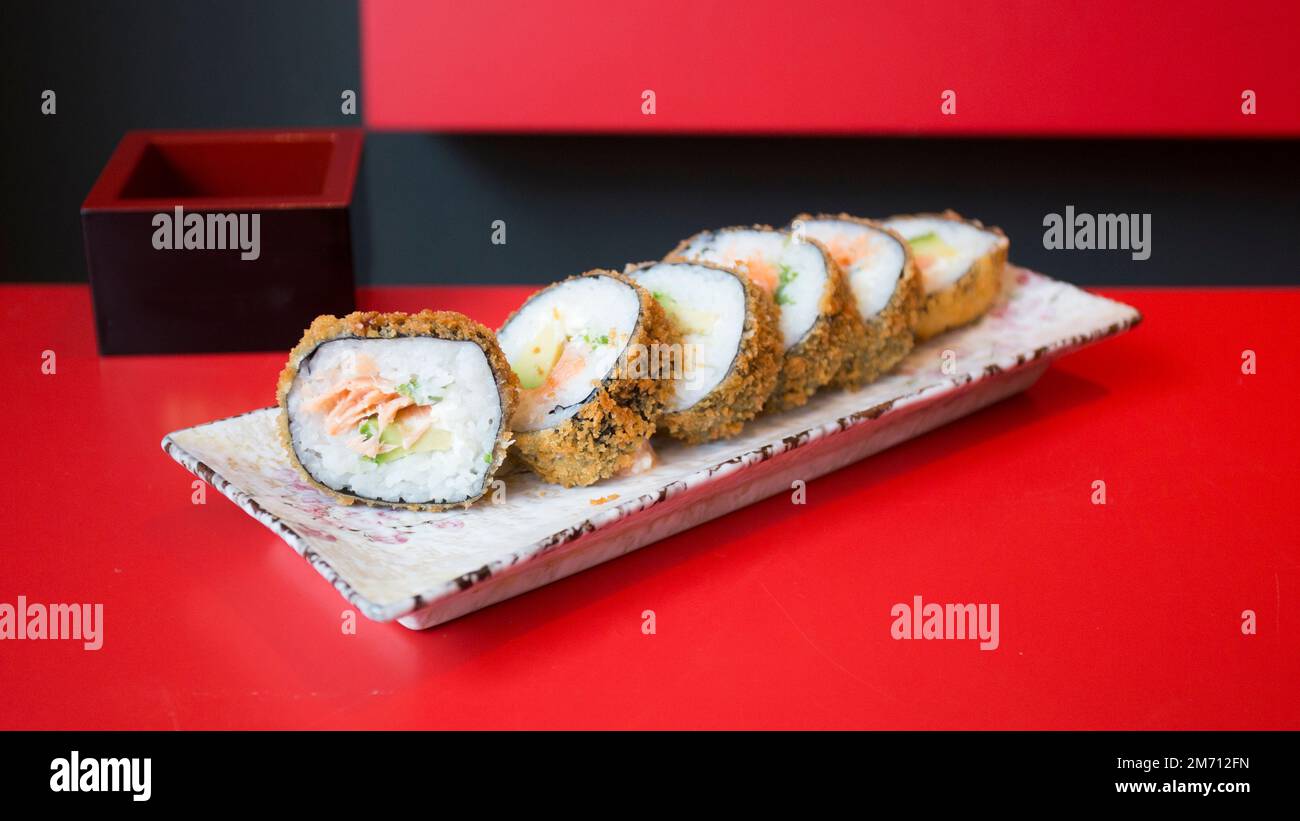 Lachs-Brötchen. Sushi-Brötchen gefüllt mit Lachs und im Ganzen gebraten ...