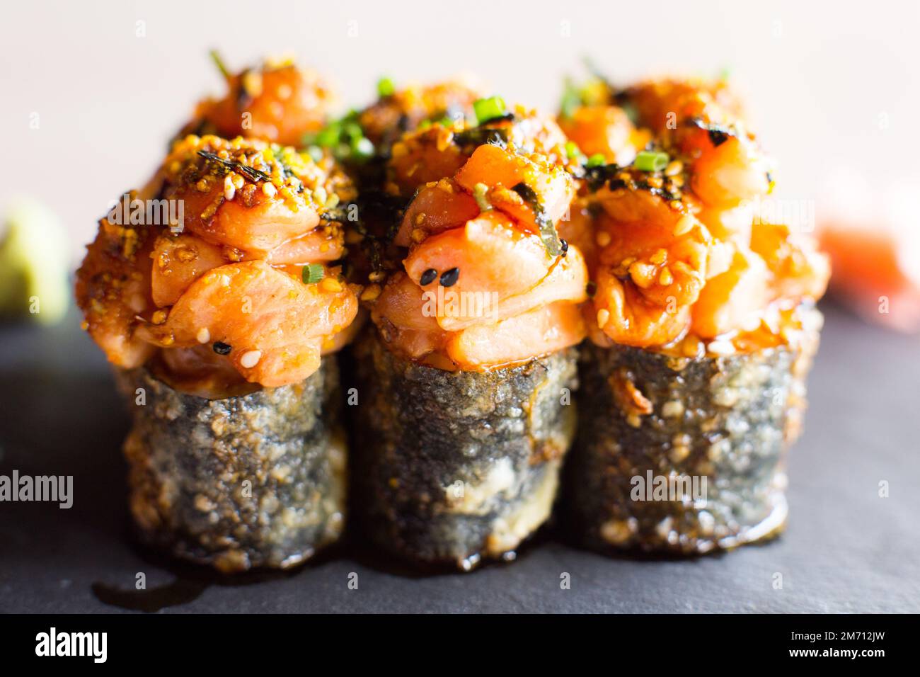 Lachs-Brötchen. Sushi-Brötchen gefüllt mit Lachs und im Ganzen gebraten ...