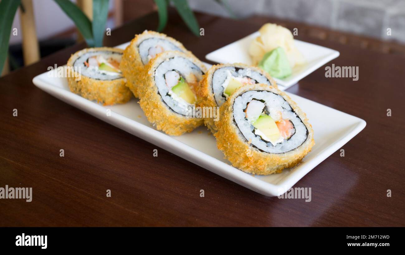 Krabben-Hot Roll. Sushi-Brötchen gefüllt mit Krabben und im Ganzen ...