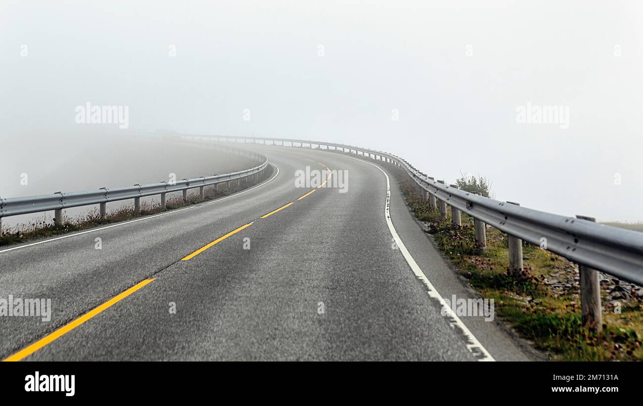 Leere kurvenreiche Straße im Nebel, schlechte Sicht, mehr Og Romsdal, Norwegen Stockfoto