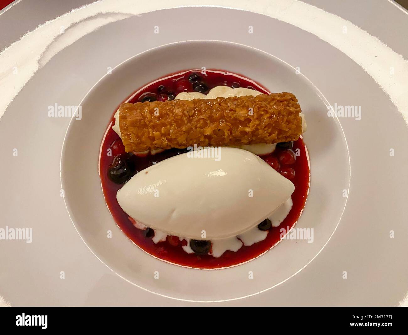 Dessert, Mousse mit feinen Zutaten auf einem fein dekorierten Tisch, Hessen, Deutschland Stockfoto