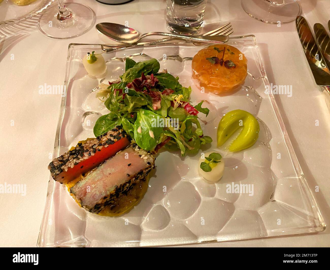Vorspeise, Sushi mit Lachstartar und Lammsalat auf einem fein dekorierten Tisch in Hessen, Deutschland Stockfoto