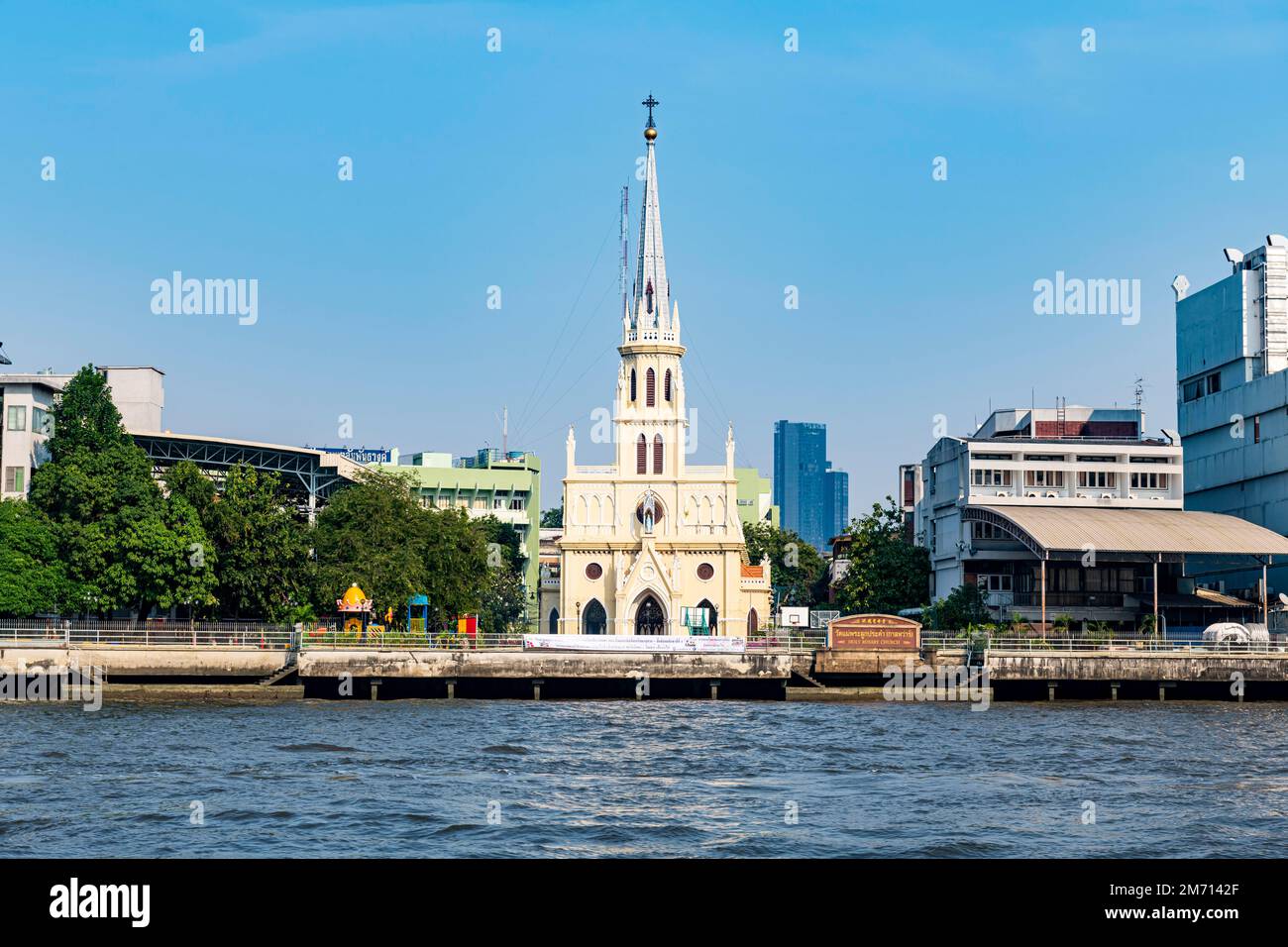 Kleine Kirche am Chao Phraya River, Bangkok, Thailand Stockfoto