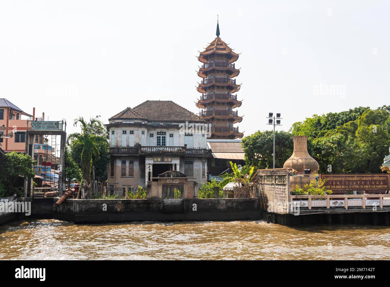 Altes Kolonialhaus am Fluss Chao Phraya, Bangkok, Thailand Stockfoto