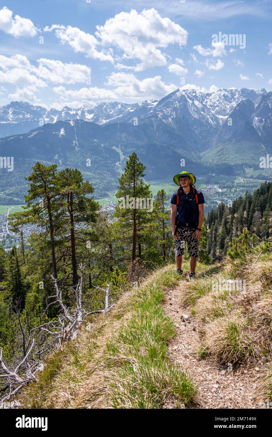 Wanderer, Zugspitzmassiv hinten, Garmisch-Patenkirchen, Bayern, Deutschland Stockfoto
